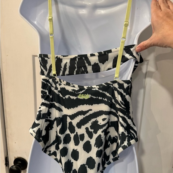 ASOS 4505 Swimsuit white and Black One Piece Swimwear Brazilian Cut Sz 10 - Picture 3 of 7